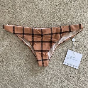 Acacia Manhattan bottom